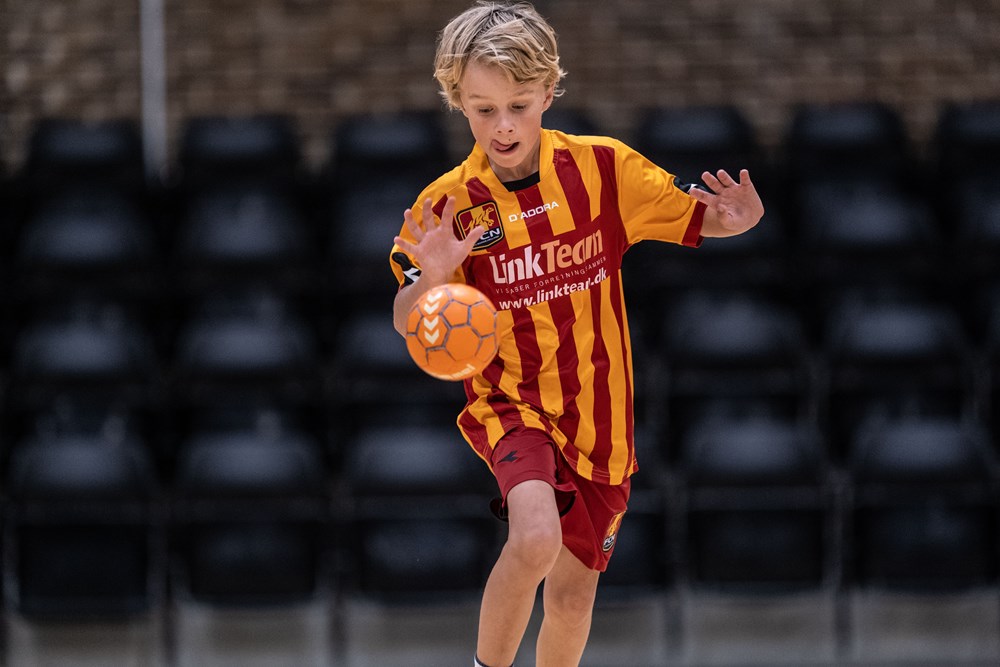 Dreng dribler med håndbold i Vordingborg