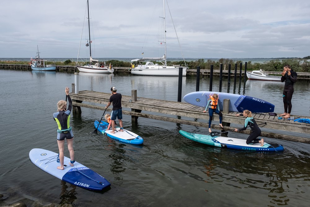 Gruppe på Stand Up Paddle boards i lystbådehavnen i Klintholm Havn
