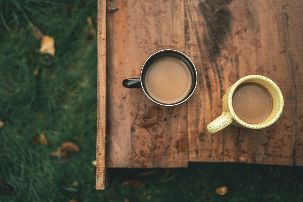 To kopper kaffe på et træbord