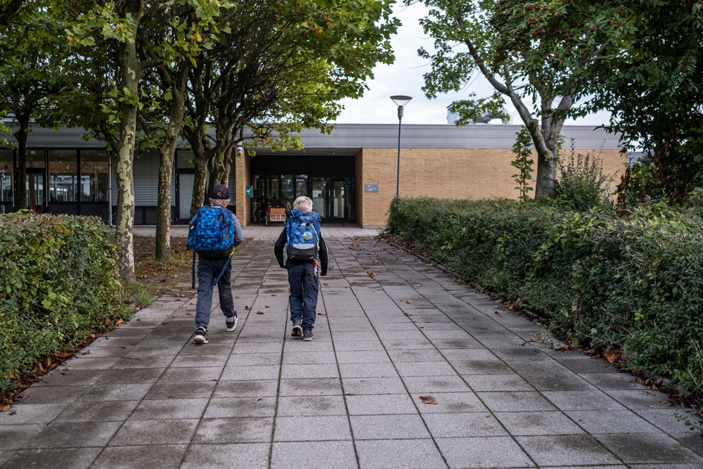To drenge på vej i skole